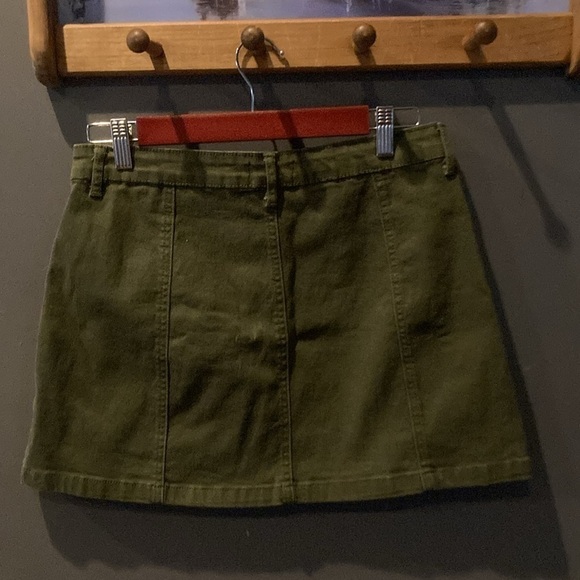 Forever 21 green short sexy skirt 99% cotton. Size 28 Great condition - Picture 2 of 4
